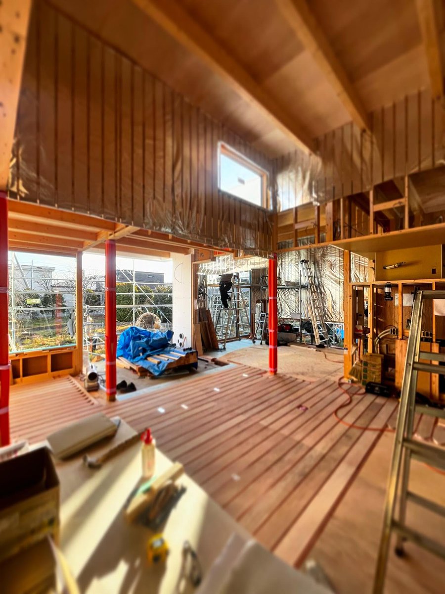 tmimimt's tweet image. 帯広現場。熱意ある施工者とする打ち合わせは楽しい。今回の試みを「グリッドの肩外しだね」とは構造の金田さんの弁。雪のない札幌を出て道中雪まみれで帯広は晴れて雪はないが霜柱がたっていて、夜戻ったら札幌は雪景色でスケートリンクみたいになっていて忙しい。