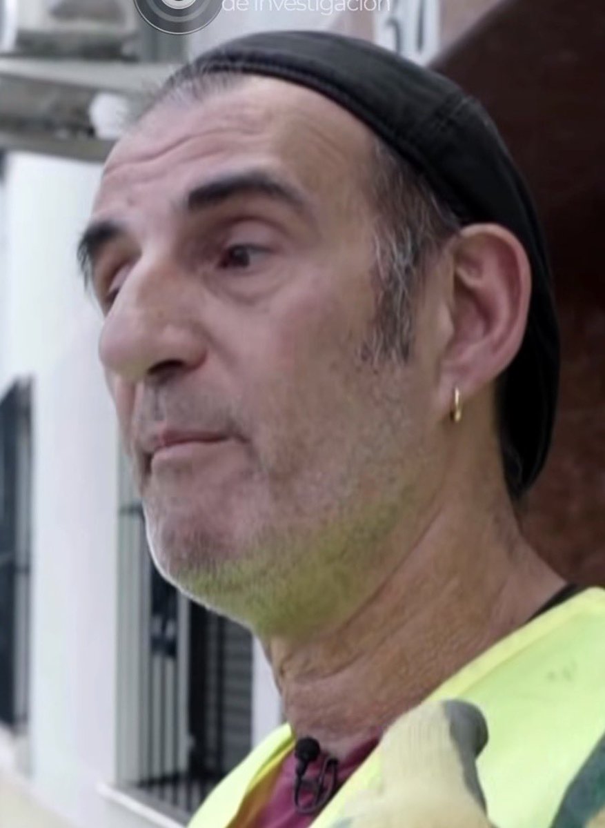 FaryVive_'s tweet image. Estos dos personajes se dedican a quitar las placas del ministerio de la vivienda del franquismo para que la gente no sepa quienes construyeron sus casas. 
Es una vergüenza como tratan de tapar la historia para seguir diciendo que ellos son los buenos.

La skin no falla.