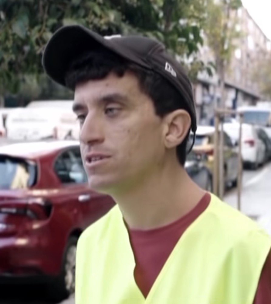 FaryVive_'s tweet image. Estos dos personajes se dedican a quitar las placas del ministerio de la vivienda del franquismo para que la gente no sepa quienes construyeron sus casas. 
Es una vergüenza como tratan de tapar la historia para seguir diciendo que ellos son los buenos.

La skin no falla.