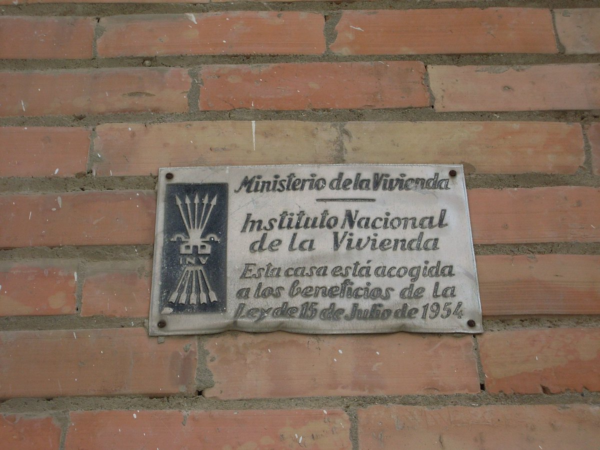 FaryVive_'s tweet image. Estos dos personajes se dedican a quitar las placas del ministerio de la vivienda del franquismo para que la gente no sepa quienes construyeron sus casas. 
Es una vergüenza como tratan de tapar la historia para seguir diciendo que ellos son los buenos.

La skin no falla.