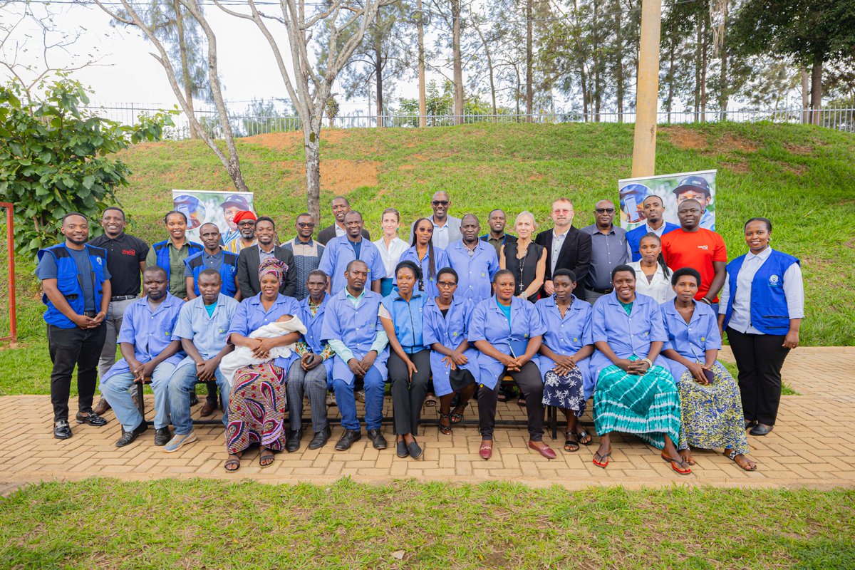 sfhRwanda's tweet photo. 📱 Exciting milestone!

At Kinyinya HC, SFH with partners @RwandaHealth @WelTelHealth @expertisefrance launched (e-Bumenyi) — an AI-powered #eLearning platform for #CHWs, complementing the existing #cEMR digital system.

These training sessions will strengthen digital learning, enhance service quality, & improve #equitable access to continuous professional development.