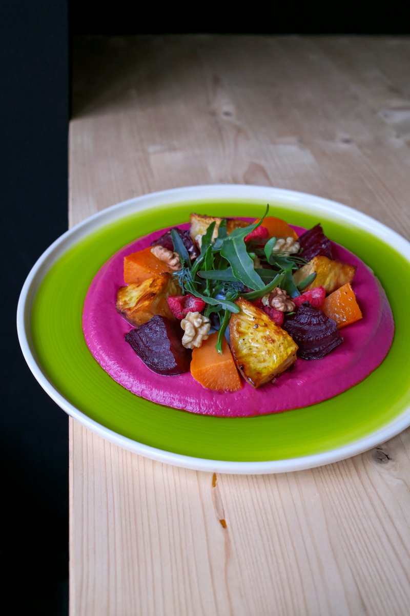 mono_grafic's tweet image. Another rainy day, another colorful plate. Roasted celeriac, beet and sweet potato, beet hummus, kefir, toasted walnuts, wild rocket, raspberries &amp;amp; dill infused evo. Eaten with fresh pitas.