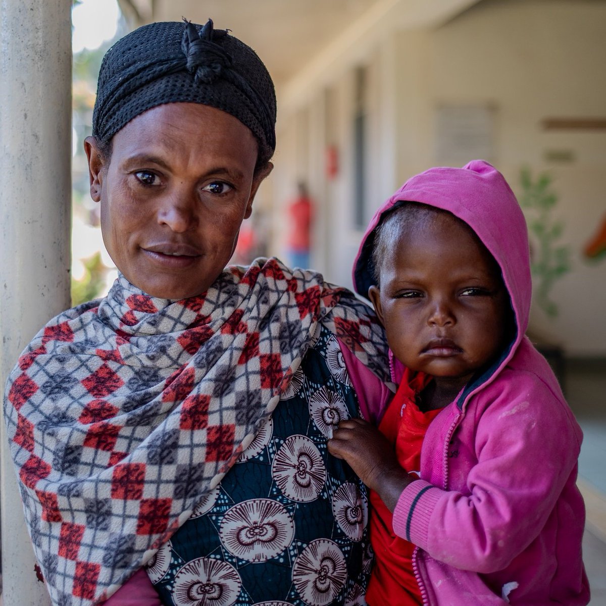 Historia Alami pokazuje, że warto pomagać. Rok temu prosiliśmy o wsparcie dla tej małej i skrajnie niedożywionej dziewczynki i dzięki Wam zdołaliśmy zapewnić jej spokój i bezpieczeństwo. Teraz dzieciństwo Alami może być choć trochę bardziej szczęśliwe.