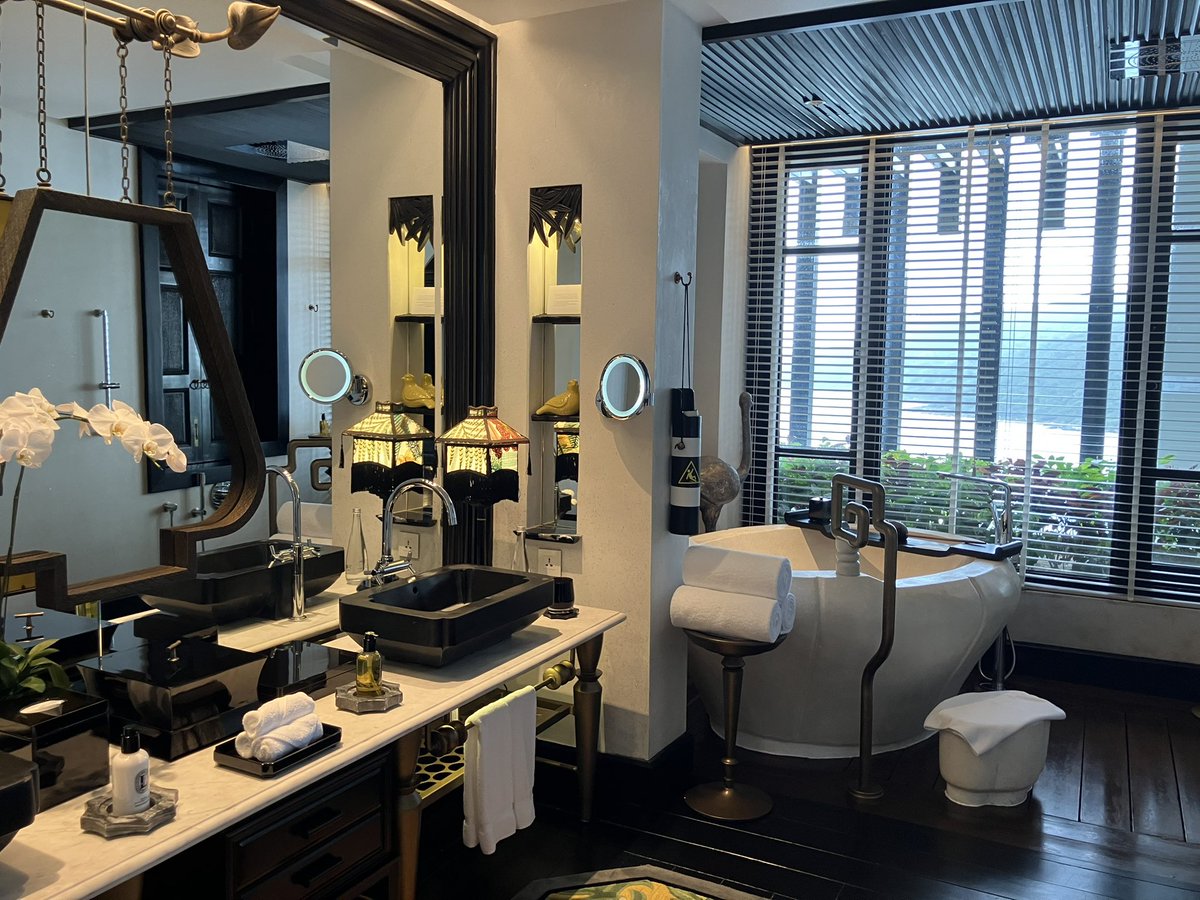 odbodbodbodbo's tweet image. 宿はインターコンチネンタル ビルベンズリー手がける華僑とフランスの様式のミックス オリエンタルでありモダン、流石に意匠など抜かりなく古い建物再利用するなどの強みはこういうとこにも出ますねと思うなど 星付きのフレンチもキッチン棟見学させてもらうほかホスピタリティも言うことなしお勧め〜