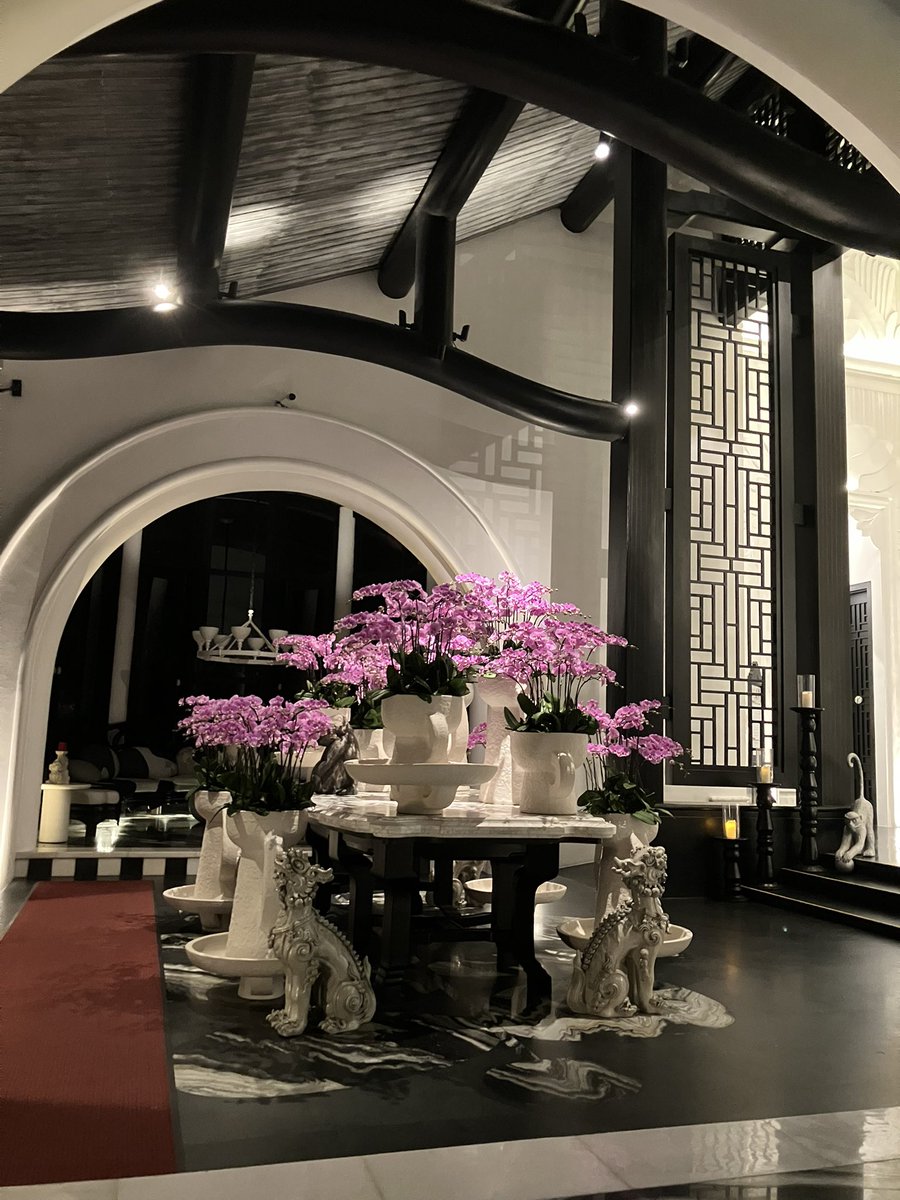 odbodbodbodbo's tweet image. 宿はインターコンチネンタル ビルベンズリー手がける華僑とフランスの様式のミックス オリエンタルでありモダン、流石に意匠など抜かりなく古い建物再利用するなどの強みはこういうとこにも出ますねと思うなど 星付きのフレンチもキッチン棟見学させてもらうほかホスピタリティも言うことなしお勧め〜