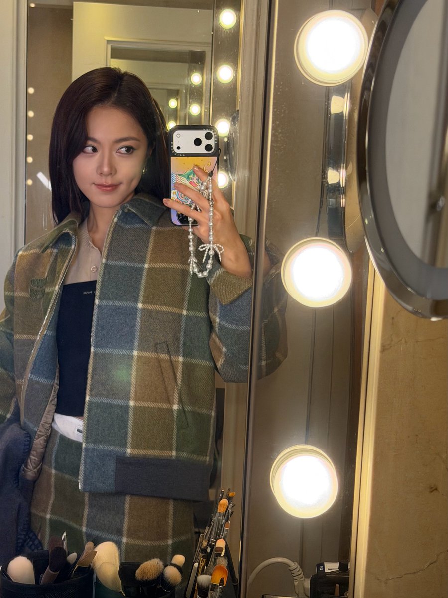 jicnmai's tweet photo. when we're talking about miumiu, it's all about vibes. so here's a quick glance of my outing full in miumiu! 🍂🪾🤎 https://t.co/P4frIcpU10