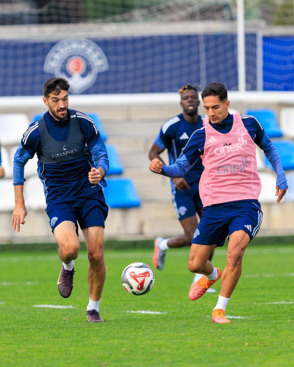 kasimpasa's tweet image. ⚽️ Kasımpaşamız #Alanyaspor maçı hazırlıklarını sürdürüyor.

#Kasımpaşa🔵⚪️