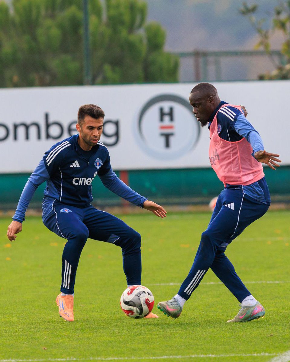 kasimpasa's tweet image. ⚽️ Kasımpaşamız #Alanyaspor maçı hazırlıklarını sürdürüyor.

#Kasımpaşa🔵⚪️