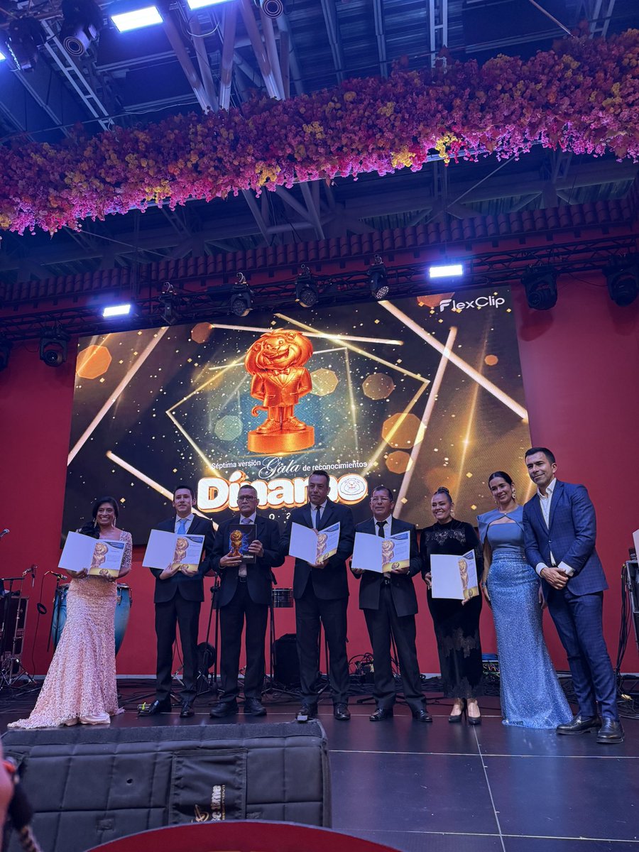 ControlIntCund's tweet photo. 🏆 #GalaDínamo2025 ✨Con orgullo recibimos 4 premios que resaltan nuestro compromiso con el SIGC: equipo de mejoramiento destacado, compromiso con la política MIPG, participación en la Copa Gobernación y fortalecimiento de la apropiación institucional.👏 ¡Equipo OCI!#Excelencia🏅 https://t.co/TgWBlSFbtf