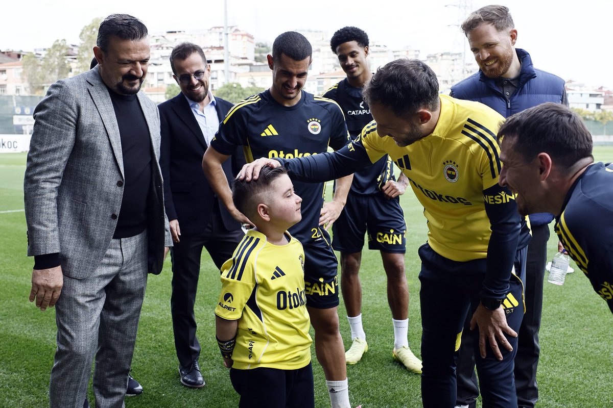 Fenerbahce's tweet photo. Minik taraftarımız Hamza Ayaz, bugün Can Bartu Tesislerimizde misafirimiz oldu. 💛💙

🔗 https://t.co/nEwOWLtRTu https://t.co/6cyx0ptZzR