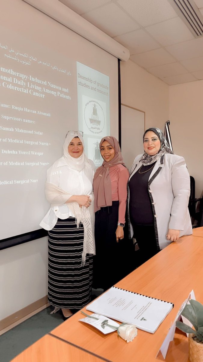SfarSmah's tweet photo. دكتورة سماح، حابة أقول لك من قلبي شكرًا على كل شيء. من أول ما بدأت أكتب رسالة الماجستير وإنتِ واقفة معايا خطوة بخطوة، تدعميني وتوجّهيني وتشجعيني. بفضل الله ثم دعمك وتعبك معايا وصلت لمرحلة قبول الرسالة، وهذا شيء أعتز فيه كثير. وجودك كان فرق كبير في رحلتي، وما أنسى وقفتك ولا جميلك. https://t.co/Id6lsLflGd