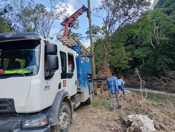 #EtecsaTeAcompaña;aNuestros camiones lograron pasar el río📷 y se trabaja en la ruta de Santo Domingo."Así reportaban nuestros azules📷, dando a entender que la batalla por la recuperación continúa, y sobre todo en aquellos lugares donde falta mucho por hacer. 📷