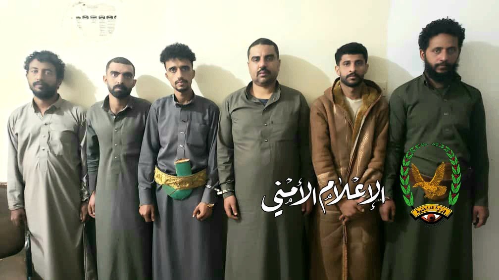 أمن العاصمة يلقي القبض على جميع المتهمين في جريمة قتل المواطنة "أمة الرحمن العمري" وإطلاق النار على منزل في مديرية السبعين

#وزارة_الداخلية
#الإعلام_الأمني_اليمني 
 29 جمادى الأولى 1447هــ

تمكن أمن العاصمة صنعاء من إلقاء القبض على كافة المتهمين في جريمة إطلاق النار على منزل