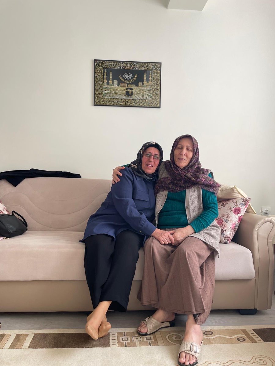 sehir_kad's tweet photo. 📍 Yenişehir Mahallesi | Hane Ziyareti

İl Kadın Kolları Başkanlığımızın öncülüğünde, Sn. @mervenurseyit; K.K Başkanımız Sn. @yldzgulsn İlçe Kordinatörümüz Sn.Hatice Tuncay ile birlikte  hane ziyareti gerçekleştirdik.

Yürekten yüreğe uzanan samimi sohbetlerle bir araya geldik🌸 https://t.co/dMPwUtDI4m