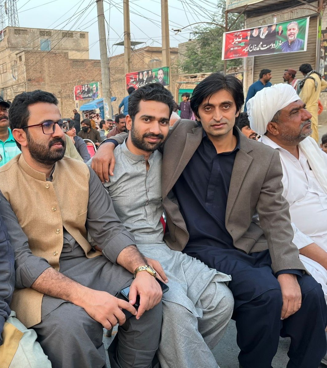 ضمنی الیکشن این اے 185 میں کمپین کے دوران پیارے بھائی ملک رمضان قادر کے ہمراہ۔ 
<a href="/RamzanQadir/">Ramzan Qadir</a> <a href="/BBhuttoZardari/">Bilawal Bhutto Zardari</a> <a href="/MediaCellPPP/">PPP</a> <a href="/KasimGillani/">Kasim Gilani</a>