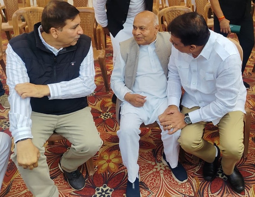 नरसिंहपुर प्रवास के दौरान, पूर्व नेता प्रतिपक्ष डॉ. गोविंद सिंह जी ने प्रदेश प्रभारी श्री हरीश चौधरी जी के साथ संगठनात्मक विषयों पर एक अत्यंत सार्थक और गहन चर्चा की। इस महत्वपूर्ण संवाद में नेता प्रतिपक्ष श्री उमंग सिंघार जी की गरिमामयी उपस्थिति भी रही।