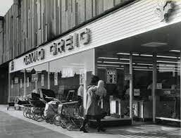 TsuiAllen's tweet photo. And from Facebook, a larger branch of David Greig's grocers showing how in 1970s Britain, my Mum would have happily left my brother's pram outside... and sometimes with my brother still sitting in it... #PrimaryHistory #ChangesWithinLivingMemory https://t.co/U7L6WHWZPB