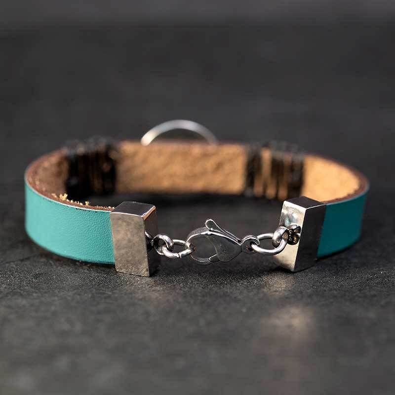 Turquoise én een mini-kunstwerk? Deze armband doet het allebei. Zo’n fijne kleurboost aan je pols – ik blijf ernaar kijken.

artbydaan.nl/?post_type=pro… 

#sieraden #handgemaakt #armband #turquoise #artbydaan