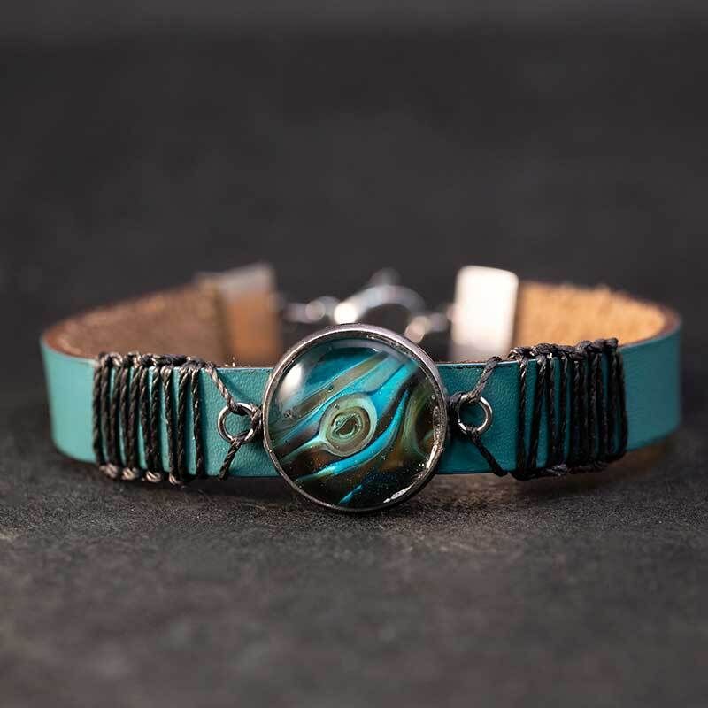 artbydaan's tweet photo. Turquoise én een mini-kunstwerk? Deze armband doet het allebei. Zo’n fijne kleurboost aan je pols – ik blijf ernaar kijken.
https://t.co/STs7t2RieH
#sieraden #handgemaakt #armband #turquoise #artbydaan https://t.co/LhLW4hTmWq