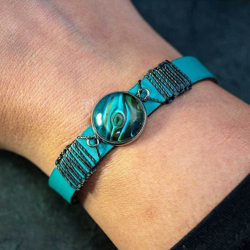 artbydaan's tweet photo. Turquoise én een mini-kunstwerk? Deze armband doet het allebei. Zo’n fijne kleurboost aan je pols – ik blijf ernaar kijken.
https://t.co/STs7t2RieH
#sieraden #handgemaakt #armband #turquoise #artbydaan https://t.co/LhLW4hTmWq