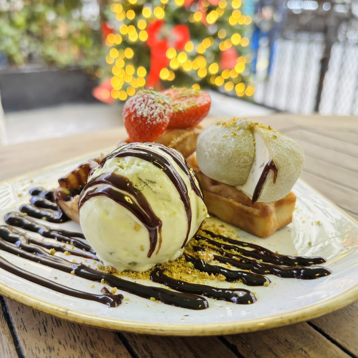 CClub1953's tweet photo. Mochi, waffle and pistachio ice cream https://t.co/7Y9OP5SUL9