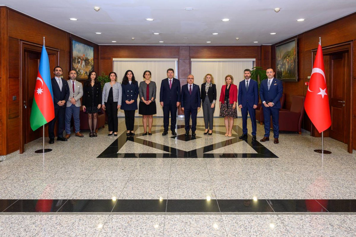 Türk Devletleri Teşkilatı (TDT) Adalet Bakanları İkinci Toplantısı kapsamında Azerbaycan’a resmi bir ziyarette bulunan Adalet Bakanımız Sayın Yılmaz Tunç Büyükelçiliğimizi ziyaret etmiştir.

Büyükelçimiz <a href="/Birol_Akgun/">Birol Akgün 🇹🇷</a>, Azerbaycan ile ikili ilişkilerimize dair Sayın Bakan Tunç’u