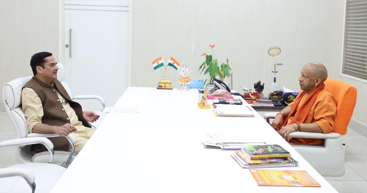 myogioffice's tweet image. मुख्यमंत्री श्री @myogiadityanath जी महाराज से आज लखनऊ में उत्तर प्रदेश विधान परिषद के माननीय सदस्य श्री सी.पी. चन्द जी ने शिष्टाचार भेंट की। 

@CPChand10