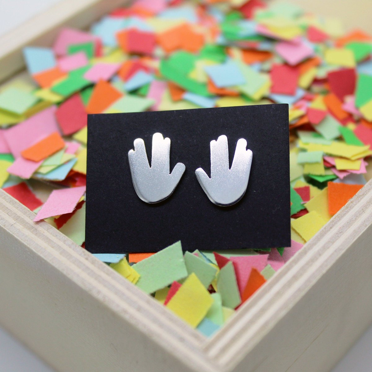 Live long and prosper! 🖖 🖖 Saludo #vulcano de #StarTrek pendientes de plata 925

👉 bit.ly/3ZFlcOU

#joyeríaartesanal #hechoamano #envíogratis #startrekkers #startrekfan #geek #trekkie