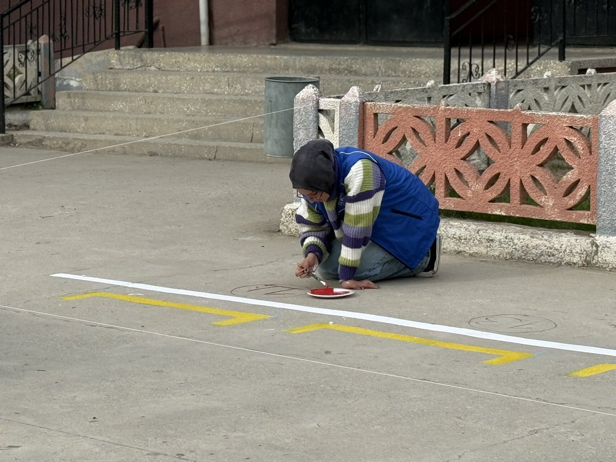 Aydın ve Germencik Gençlik Merkezleri olarak Germencik-Yedieylül İlkokulunun bahçesine yepyeni bir renk kattık.

Gönüllü gençlerimiz, resim eğitmenlerimiz ile birlikte çocukların öğrenme motivasyonunu artırmak için matematik sembolleri, çizgilerle zemin betonlarını renklendirdik.