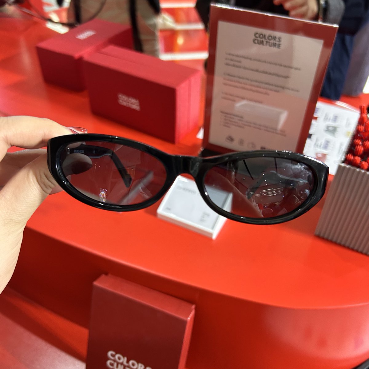 sakuwakii's tweet photo. ไปหาข้อมูล material มา

กรอบแว่น: ทำด้วย acetate ราคาจะสูงกว่าพลาสติกทั่วไป ทนทาน น้ำหนักเบา เป็นพลาสติกที่เอามา recycle ได้

เลนส์: Polarized lens ช่วยลดแสงาะท้อน ใครขับรถตอนกลางวัน แดดจ้าๆ ตัวนี้เหมาะมาก

สี: มี 2 สี
1. กรอบดำ เลนส์ฟ้า
2. กรอบน้ำตาล เลนส์แดง

#ColorsCulture https://t.co/OSiLJWn9tD