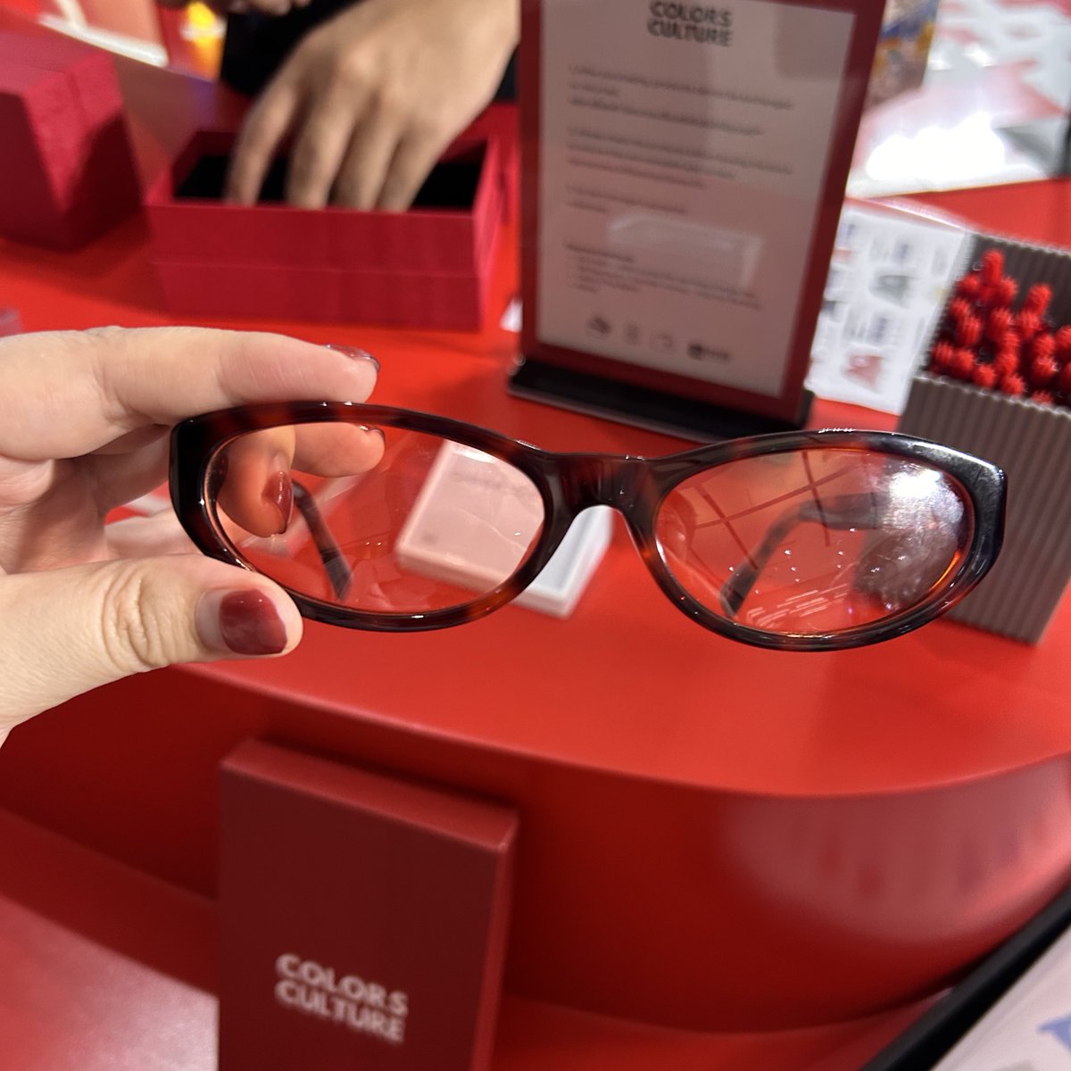 ไปหาข้อมูล material มา

กรอบแว่น: ทำด้วย acetate ราคาจะสูงกว่าพลาสติกทั่วไป ทนทาน น้ำหนักเบา เป็นพลาสติกที่เอามา recycle ได้

เลนส์: Polarized lens ช่วยลดแสงาะท้อน ใครขับรถตอนกลางวัน แดดจ้าๆ ตัวนี้เหมาะมาก

สี: มี 2 สี
1. กรอบดำ เลนส์ฟ้า
2. กรอบน้ำตาล เลนส์แดง

#ColorsCulture