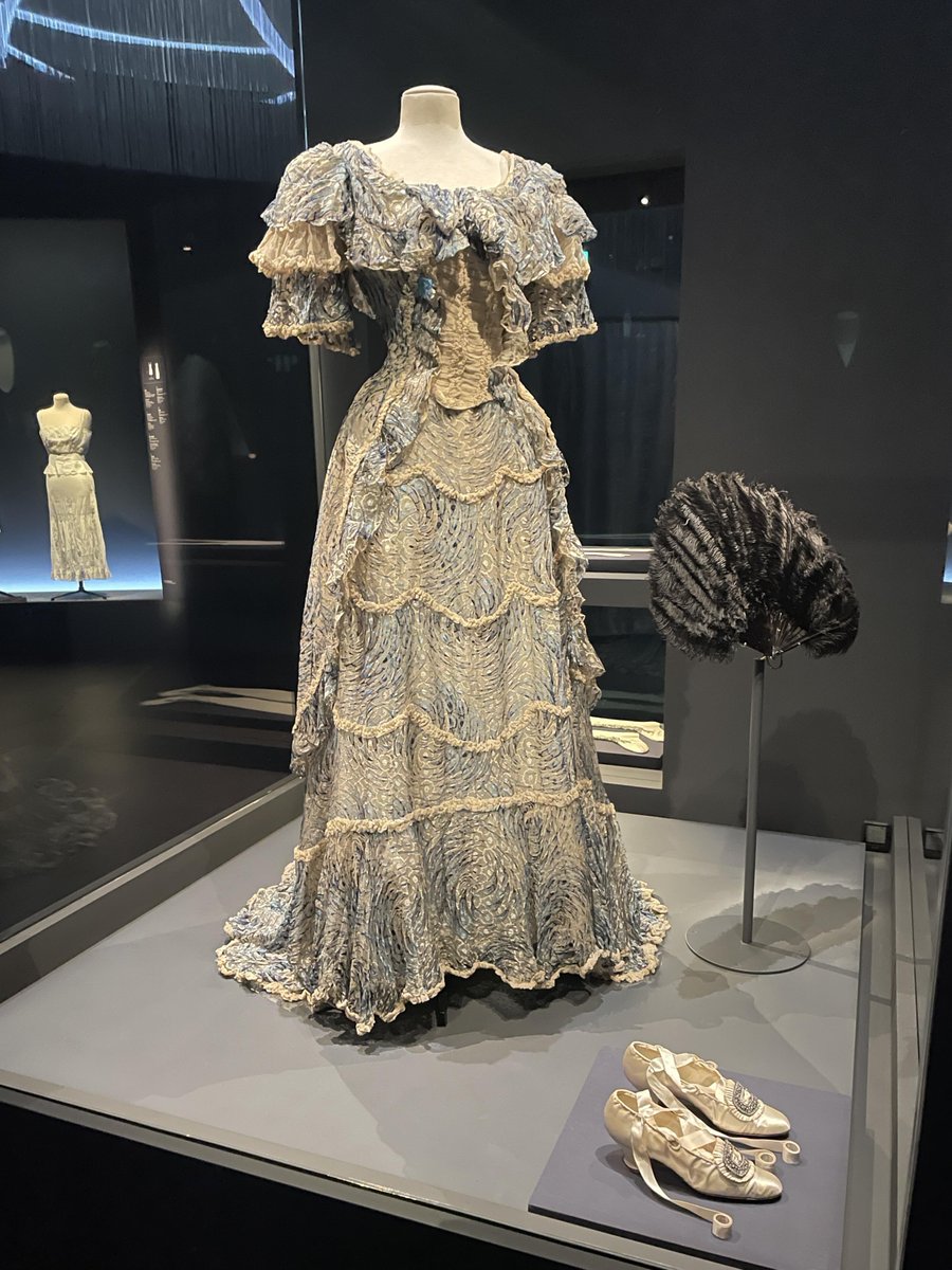 marry4_mia's tweet photo. Exploring the treasures of art and design at the Victoria and Albert Museum.✨ https://t.co/LRtfHUayoj