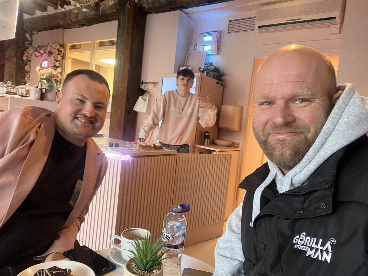 GorillaManFitn1's tweet image. Meeting up with Zack Martin at The Crumbly Bun 💪🍰 #thecrumblybun #communityproject #communityfitness #makingfriends