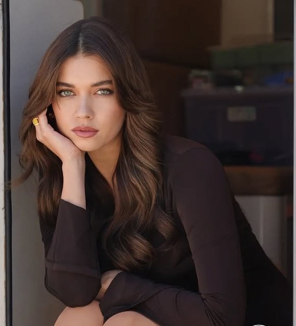 can kızım,Babam derdi ki,Bak yavrum,Allah'tan başkasına güvenipte yaslanma.Var gününde sevilir el üstünde olursun;Dar günde kendini,Yapayalnız bulursun..İnsan en çok zor günlerinde büyür,çünkü karanlıkta yürüyen ışığı kendi içinde bulmayı öğrenir..🤍#AfraSaraçoğlu AfraSaraçoğlu