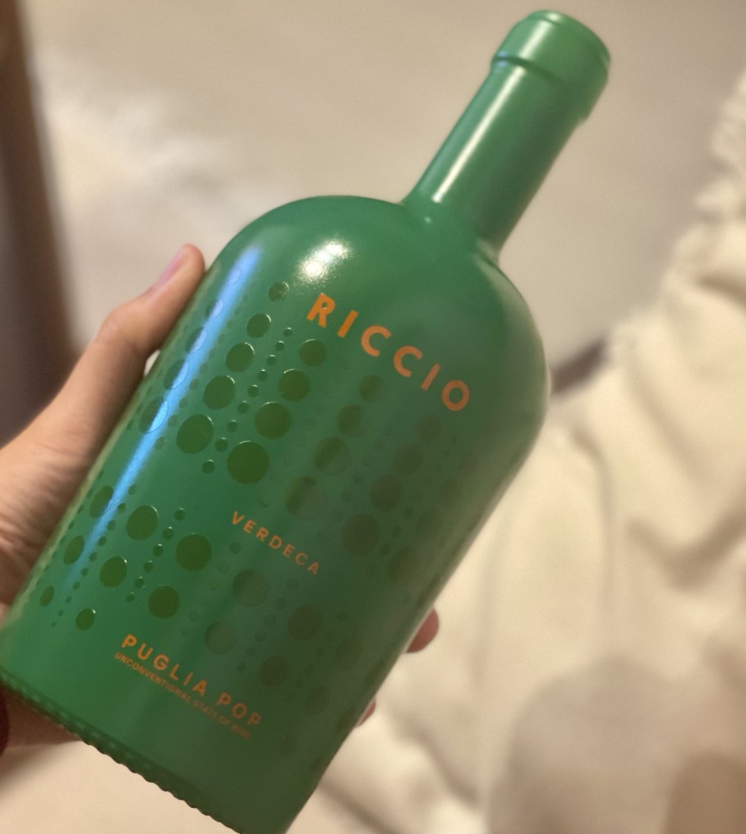 이거 이탈리아 화이트와인인데 진짜 맛있어 함 사먹어 달지 않은데 과일향이 확 풍기면서 뭔가 달큰하게 느껴져 풍부한 느낌