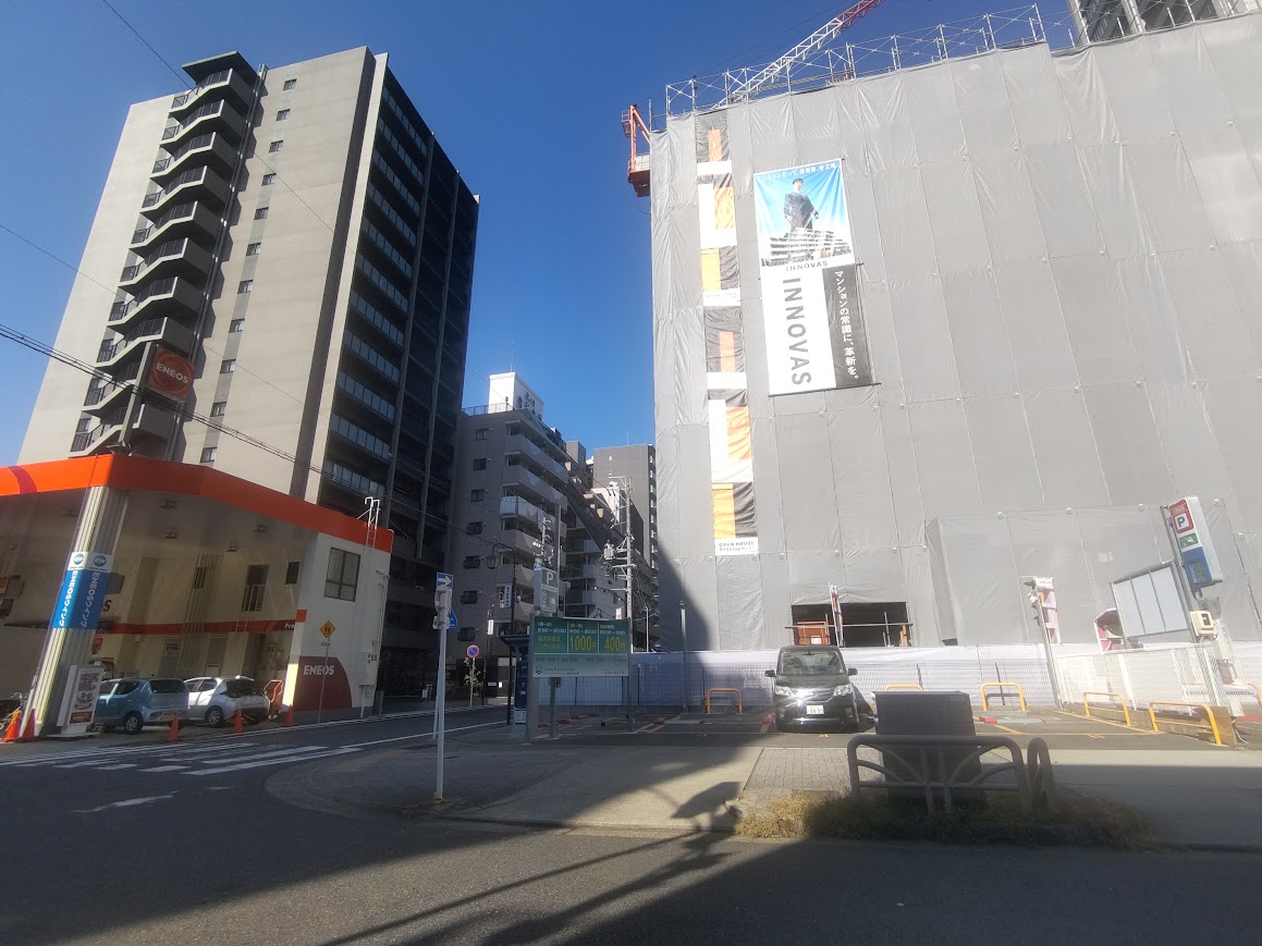 nagoyathematch's tweet photo. 名古屋新築マンション探訪　中区丸の内1丁目
1枚目左【①オープンレジデンシア丸の内THE COURT】
15階建て　84戸　竣工済　
1枚目右【②イノバス 丸の内】定点観測 共にオープンハウス
14階建　59戸　2026年8月下旬完成予定

①先着順 1戸(11階) 3,588万円 1LDK 39.13㎡
②先着順 6戸 2,599万円～5,998万円1LDK～3LDK
   31.53㎡～66.60㎡

2枚目後ろのタワーマンションはプラウドタワー名古屋丸の内ステーションマークスです。