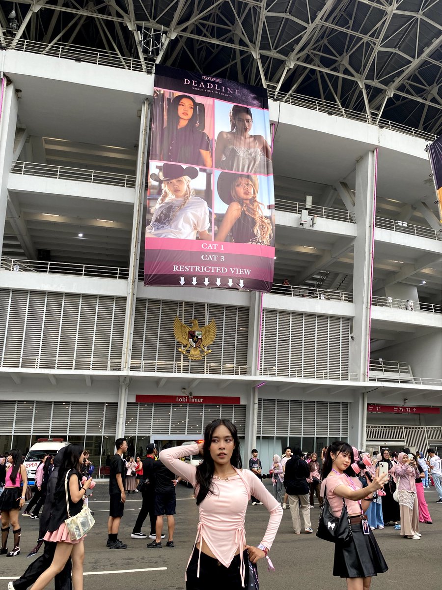 rff_812's tweet photo. blackpink deadline tour in jakarta fits, SUMPAH TAKUT BANGET BAJUNYA GA NYAMPE SOALNYA BELI H-6😭😭😭 https://t.co/WbEb4M5zf3
