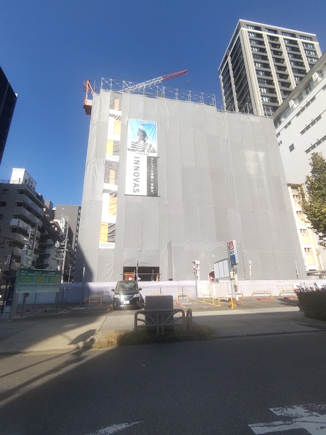 nagoyathematch's tweet photo. 名古屋新築マンション探訪　中区丸の内1丁目
1枚目左【①オープンレジデンシア丸の内THE COURT】
15階建て　84戸　竣工済　
1枚目右【②イノバス 丸の内】定点観測 共にオープンハウス
14階建　59戸　2026年8月下旬完成予定

①先着順 1戸(11階) 3,588万円 1LDK 39.13㎡
②先着順 6戸 2,599万円～5,998万円1LDK～3LDK
   31.53㎡～66.60㎡

2枚目後ろのタワーマンションはプラウドタワー名古屋丸の内ステーションマークスです。