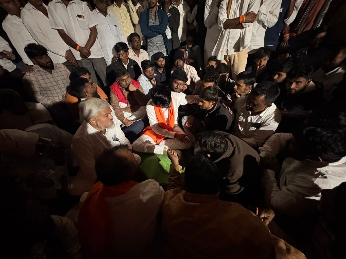 Jay_Shivrai999's tweet image. “तुमची लेक ती आमची लेक;न्याय मिळवूनच थांबणार” : मनोज जरांगे पाटील

डोंगराळे गावात पोहोचताच मनोज दादा जरांगे पाटील यांनी पीडित चिमुकलीच्या कुटुंबियांसमोर अत्यंत ठाम आणि हृदयद्रावक भूमिका स्पष्ट केली.

#ManojJarangePatil
#JusticeForVictim
#FightForJustice