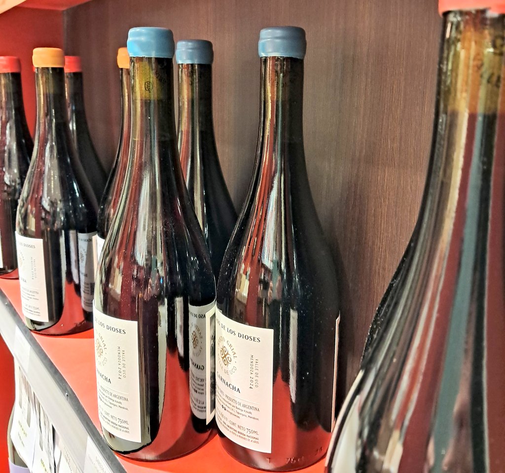 Ayer en una vinoteca amiga observo los vinos colocados desde la contraetiqueta. Le pregunto xq? Y me dice tengo clientes curiosos, que buscan información en  el vistazo de góndola. 
 Algunas vez les paso? Que quieren saber mas datos q los de la etiqueta?