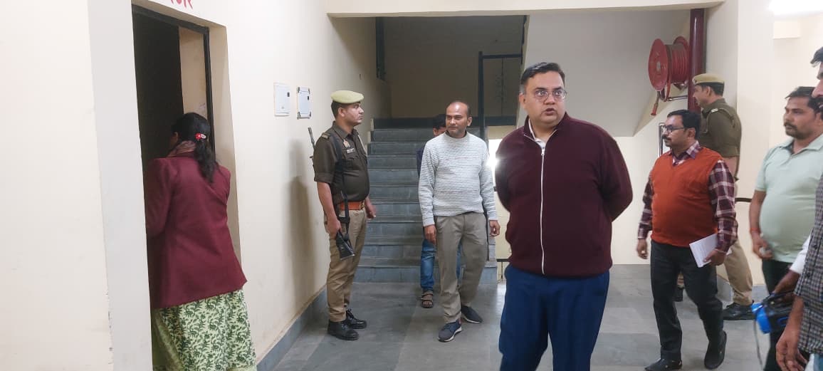 डीएम अक्षय त्रिपाठी ने सलारगंज शेल्टर होम का किया आकस्मिक निरीक्षण। ठण्ड एवं शीतलहरी से बचाव हेतु निराश्रित एवं असहाय तथा कमज़ोर वर्ग के असुरक्षित व्यक्तियों के लिए की गई व्यवस्थाओं का लिया जायज़ा। शेलटर होम में ठहरने वालों का विवरण पंजिका में दर्ज करने के दिये निर्देश।