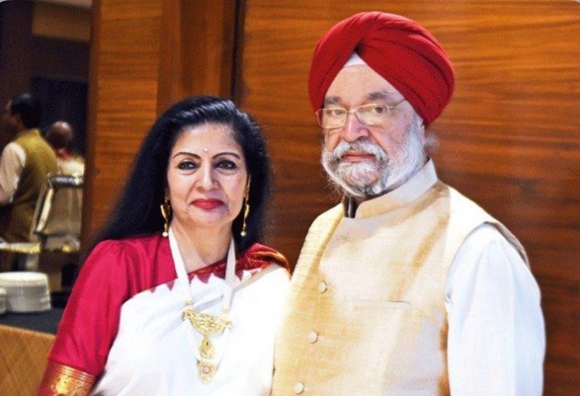 SupriyaShrinate's tweet image. यह श्रीमती लक्ष्मी पुरी हैं 

15 साल UN में रहीं 

उसके पहले 28 साल भारत की राजदूत थीं 

यह मोदी मंत्री हरदीप पुरी की पत्नी हैं 

इन्होंने भी राहुल गांधी केंखिलाफ़ चिट्ठी लिखी और लिखाई है 

मोदीयाबिंद से पीड़ित जो हैं