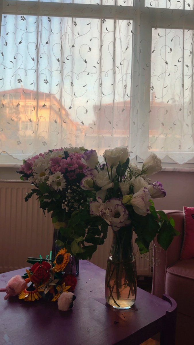 Her doğum günümde evimin botanik bahçeye dönmesine bayılıyorum