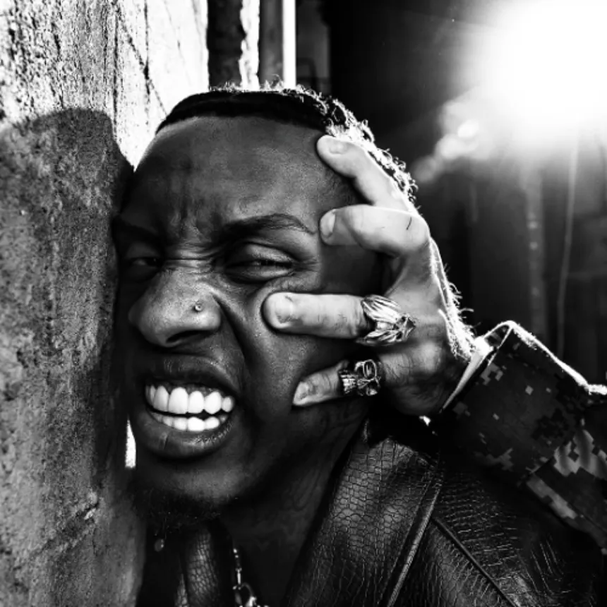 O artista Dornelles fez referência à capa que KayBlack usaria no seu álbum 'A Cara do Enquadro'.

O rapper mudou a capa do seu álbum após receber comentários homofóbicos dos seus fãs.