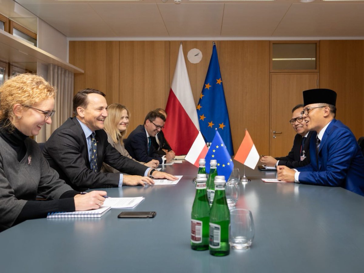 MSZ_RP's tweet image. Na marginesie Rady ds. Zagranicznych 🇪🇺#FAC, min. @sikorskiradek spotkał się ze swoim odpowiednikiem z Indonezji 🇮🇩Sugiono.
Podczas spotkania poruszono tematy z zakresu współpracy obronnej i ekonomicznej, w tym w sektorach energii, cyfryzacji i zielonych technologii.

W 2025 r.…