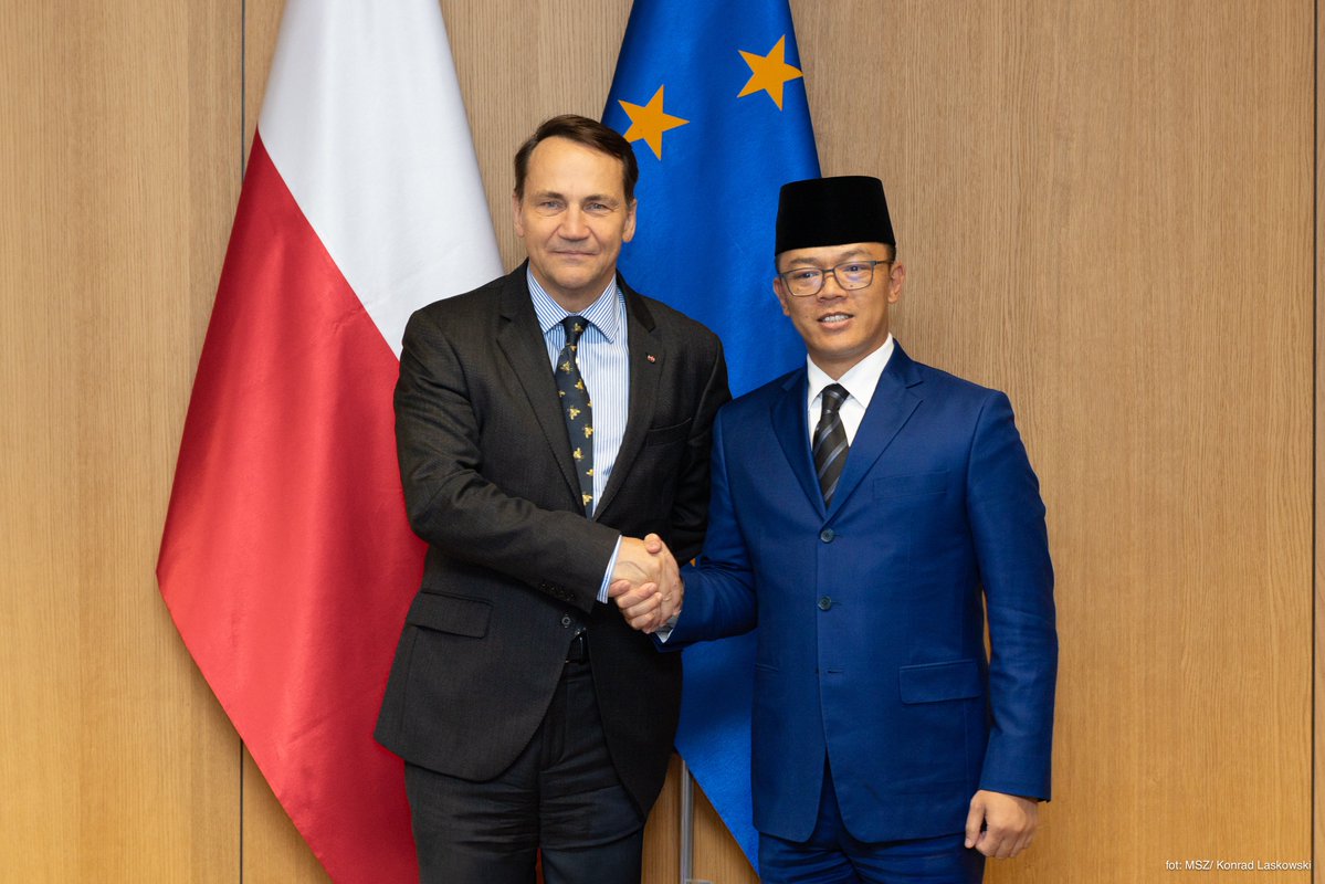MSZ_RP's tweet image. Na marginesie Rady ds. Zagranicznych 🇪🇺#FAC, min. @sikorskiradek spotkał się ze swoim odpowiednikiem z Indonezji 🇮🇩Sugiono.
Podczas spotkania poruszono tematy z zakresu współpracy obronnej i ekonomicznej, w tym w sektorach energii, cyfryzacji i zielonych technologii.

W 2025 r.…