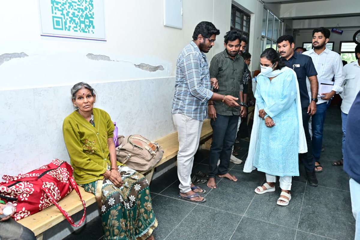 20-11-25-Kurnool-District Collector Dr.A.Siri conducted a surprise inspection of the Casualty Emergency Ward,Male OP,Critical Emergency Ward,Super Specialty Block and New Diagnostic Block of the GGH and enquired about the medical services being provided to the patients.