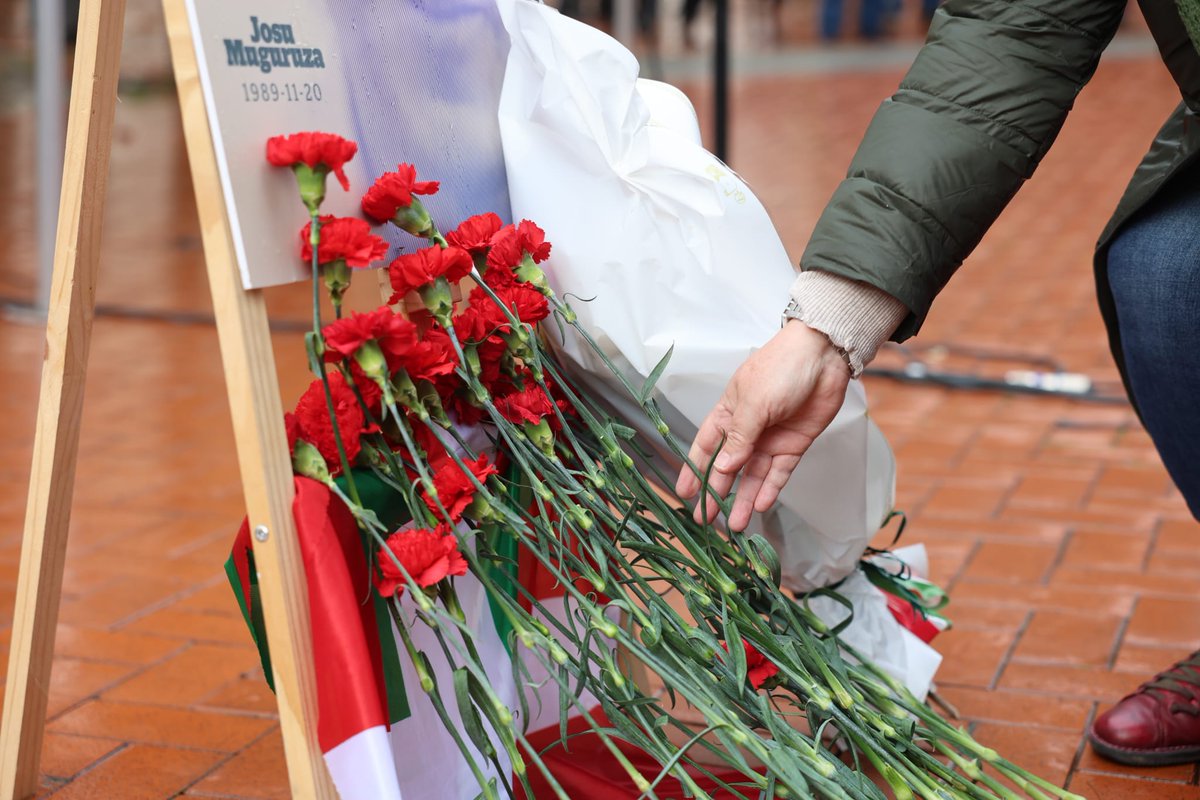 Gaurko egunez duela 50 urte hil zen Franco, eta duela 41 eta 36 urte  erail zituzten Santi eta Josu; frankismoaren oinarriak ondo lotuta geratu zirenaren erakusle.

Gaur <a href="/EgiariZor/">Egiari Zor Fundazioa</a>|en lore eskaintzan izan gara, estatu terrorismoaren krimenak argitu eta aitortza exijitzeko.