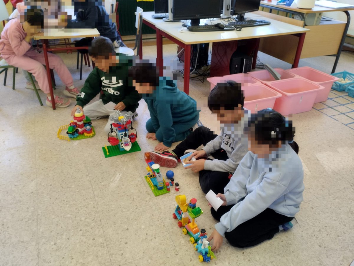 cpblasdeotero's tweet image. En #robótica de 2° primaria, roles de equipo y construcciones articuladas siguiendo un modelo.
