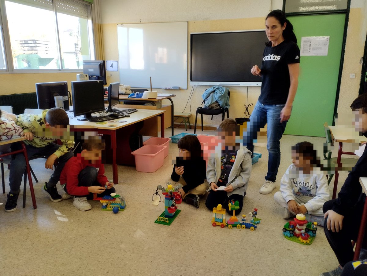 cpblasdeotero's tweet image. En #robótica de 2° primaria, roles de equipo y construcciones articuladas siguiendo un modelo.